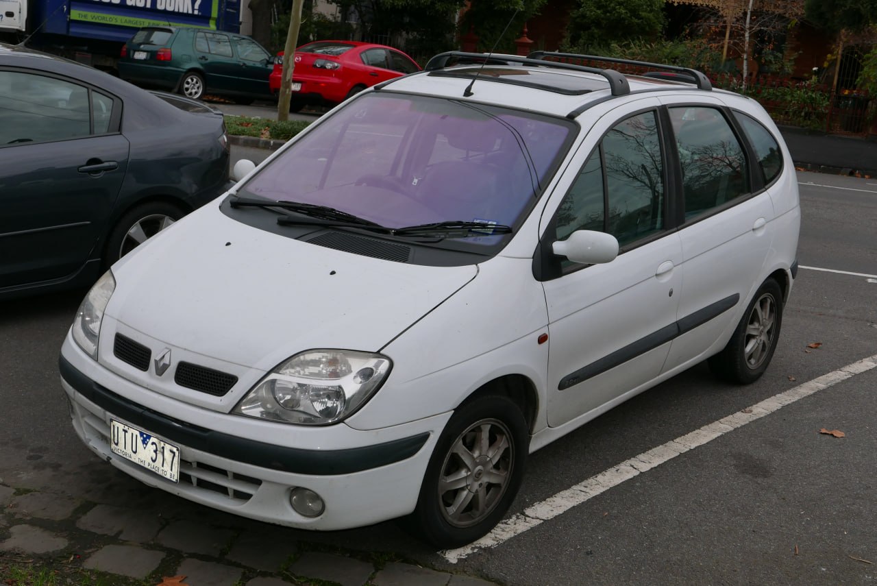 Renault Scénic blanc avec barres de toit