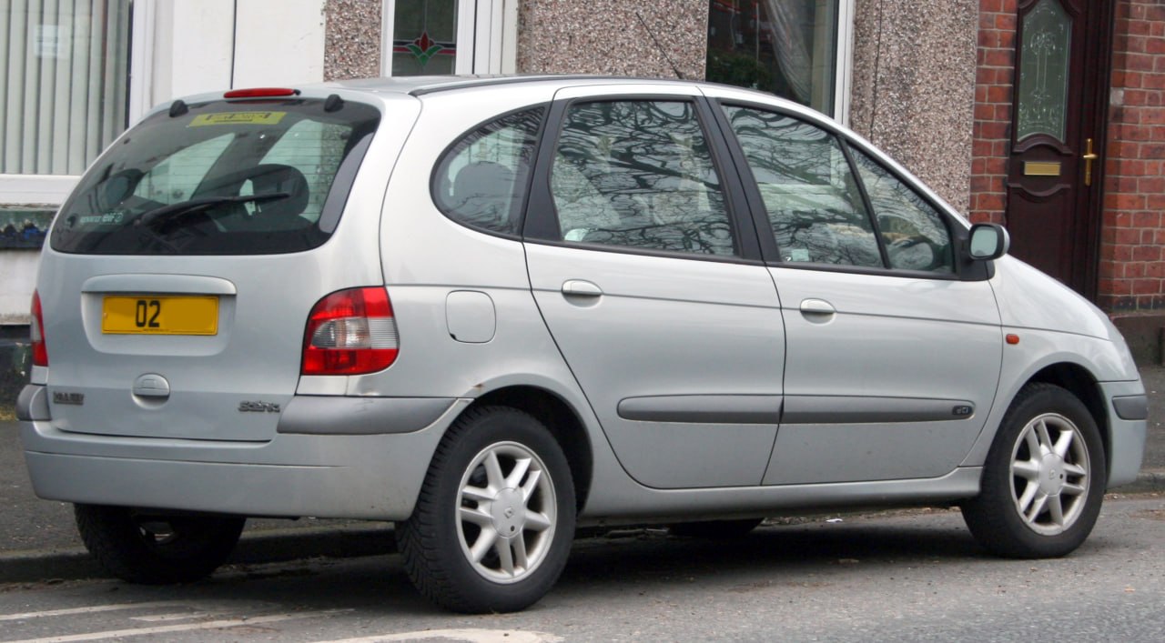 Renault Scénic gris argenté - Vue arrière